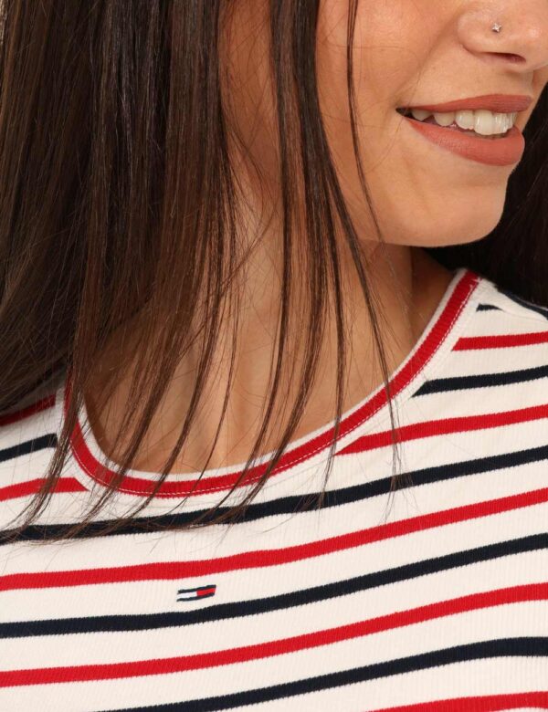 T-shirt Tommy Hilfiger Bianco - T-shirt in maglina su bianca rigata in blu e rosso. La vestibilità è morbida e regolare. La