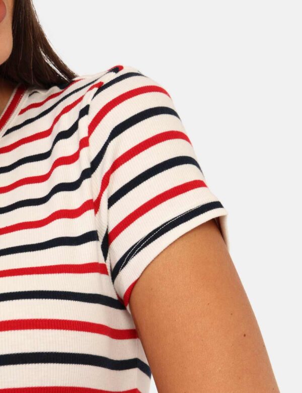 T-shirt Tommy Hilfiger Bianco - T-shirt in maglina su bianca rigata in blu e rosso. La vestibilità è morbida e regolare. La