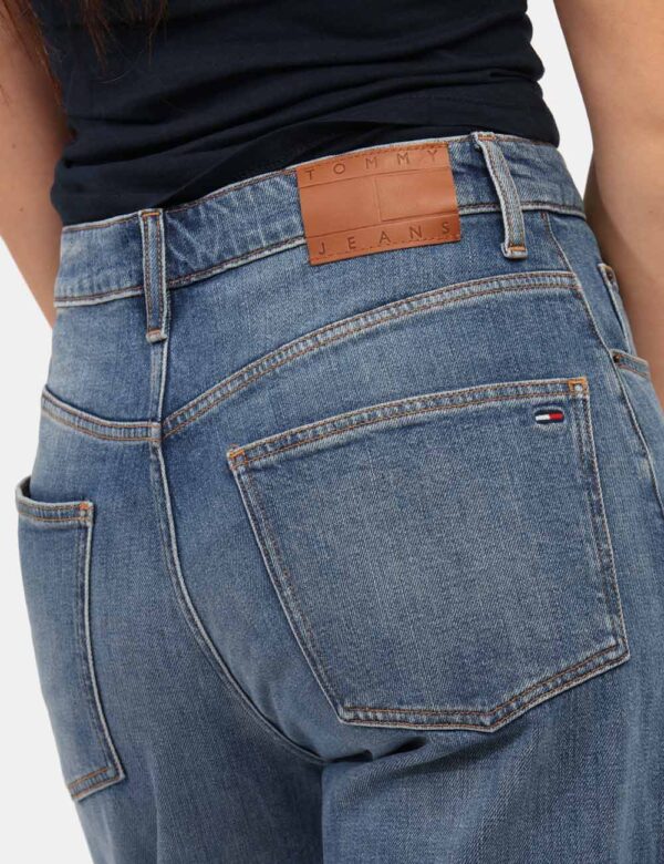 Jeans Tommy Hilfiger Jeans - Jeans classico in total blu denim. Presenti tasche sagomate sul fronte e tasche a toppa sul ret
