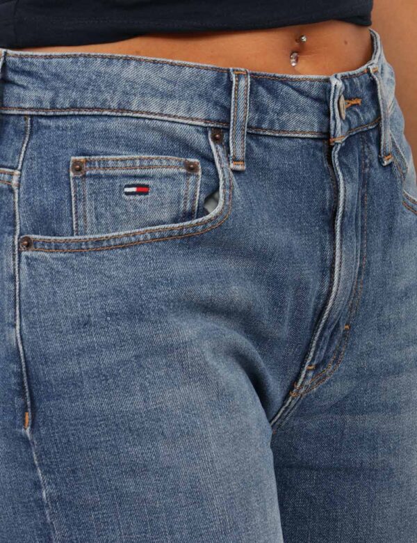 Jeans Tommy Hilfiger Jeans - Jeans classico in total blu denim. Presenti tasche sagomate sul fronte e tasche a toppa sul ret