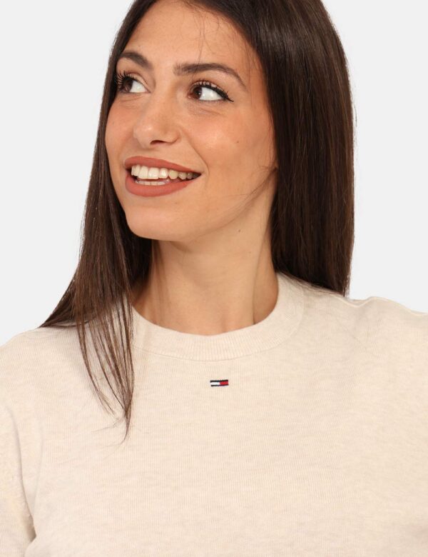 Maglione Tommy Hilfiger Beige - Maglione classico in total beige con piccolo patch ricamato logo brand. La vestibilità è mor