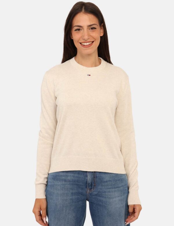 Maglione Tommy Hilfiger Beige - Maglione classico in total beige con piccolo patch ricamato logo brand. La vestibilità è mor