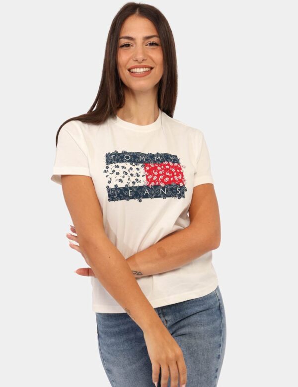 T-shirt Tommy Hilfiger Bianco - T-shirt classica su base bianca con stampa in blu e rosso. La vestibilità è morbida e regola