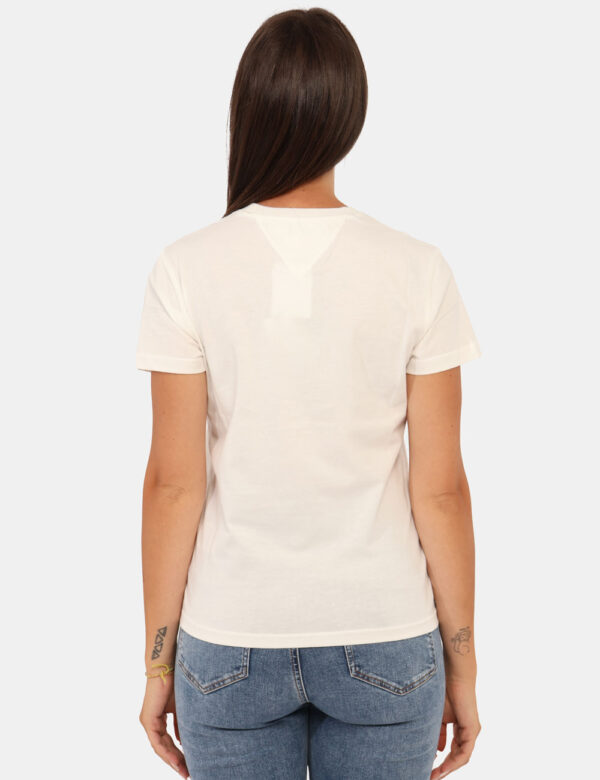 T-shirt Tommy Hilfiger Bianco - T-shirt classica su base bianca con stampa in blu e rosso. La vestibilità è morbida e regola