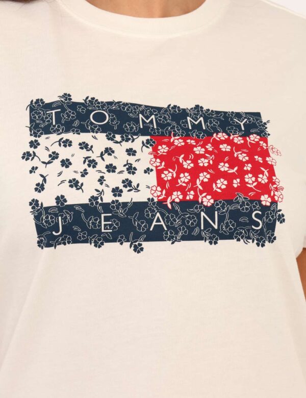 T-shirt Tommy Hilfiger Bianco - T-shirt classica su base bianca con stampa in blu e rosso. La vestibilità è morbida e regola