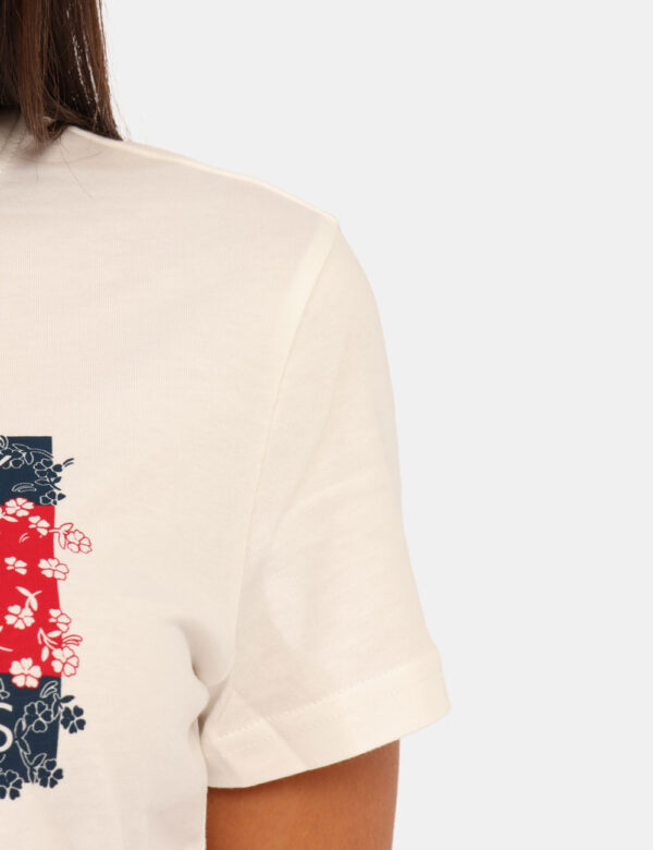 T-shirt Tommy Hilfiger Bianco - T-shirt classica su base bianca con stampa in blu e rosso. La vestibilità è morbida e regola