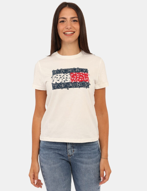T-shirt Tommy Hilfiger Bianco - T-shirt classica su base bianca con stampa in blu e rosso. La vestibilità è morbida e regola