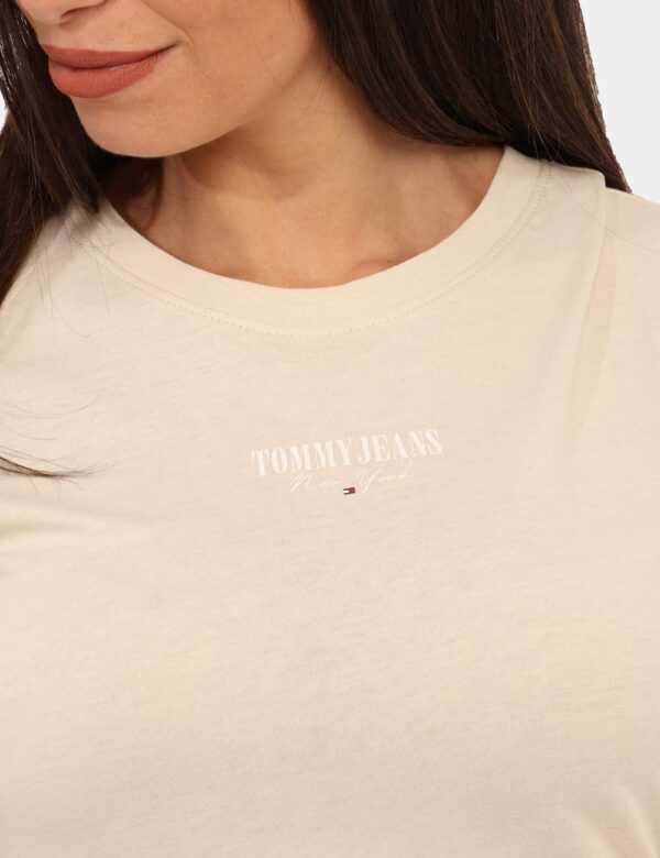 T-shirt Tommy Hilfiger Beige - T-shirt classica in total beige con piccola stampa logo brand. La vestibilità è morbida e reg
