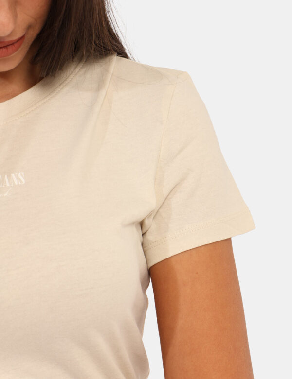 T-shirt Tommy Hilfiger Beige - T-shirt classica in total beige con piccola stampa logo brand. La vestibilità è morbida e reg