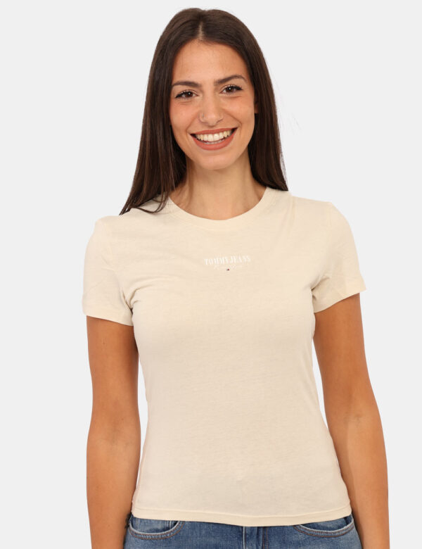 T-shirt Tommy Hilfiger Beige - T-shirt classica in total beige con piccola stampa logo brand. La vestibilità è morbida e reg