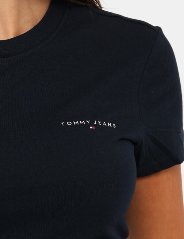 T-shirt Tommy Hilfiger Blu - T-shirt classica in total blu navy con piccola stampa logo brand. La vestibilità è morbida e re