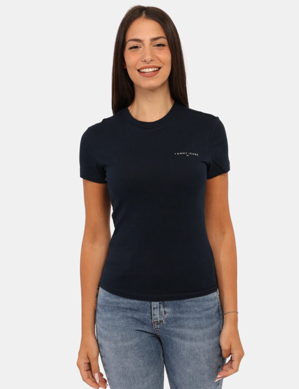 T-shirt Tommy Hilfiger Blu - T-shirt classica in total blu navy con piccola stampa logo brand. La vestibilità è morbida e re