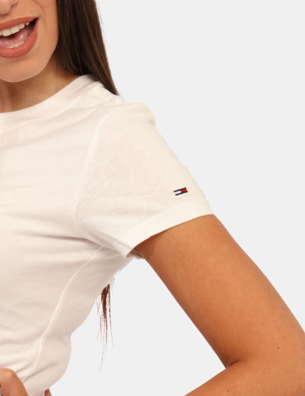 T-shirt Tommy Hilfiger Rosso - T-shirt classica su base rossa con stampa cuore bianco logo brand. La vestibilità è morbida e