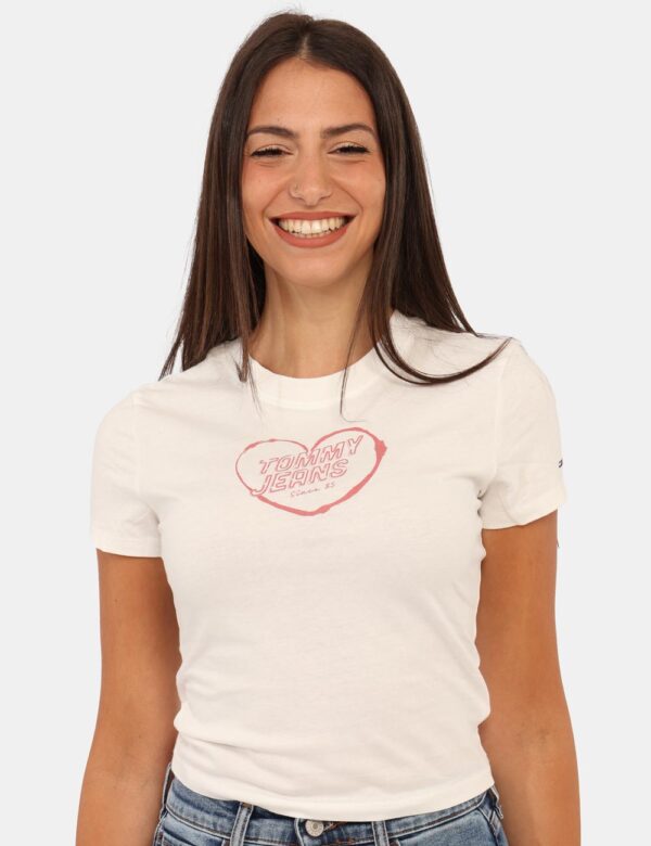 T-shirt Tommy Hilfiger Rosso - T-shirt classica su base rossa con stampa cuore bianco logo brand. La vestibilità è morbida e