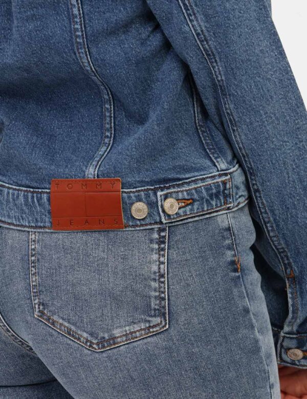 Giacca Tommy Hilfiger Jeans - Giacca in total blu denim con taschino a toppa più tasche a taglio trasversale. La vestibilità