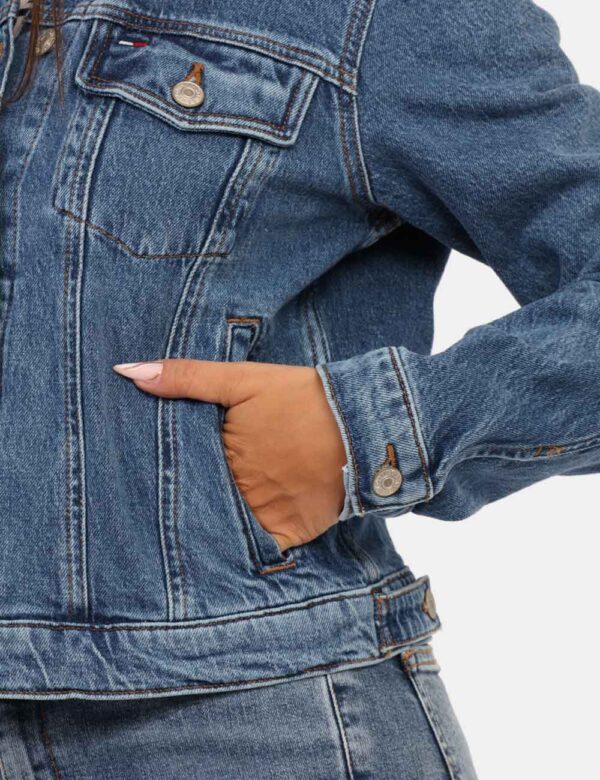 Giacca Tommy Hilfiger Jeans - Giacca in total blu denim con taschino a toppa più tasche a taglio trasversale. La vestibilità