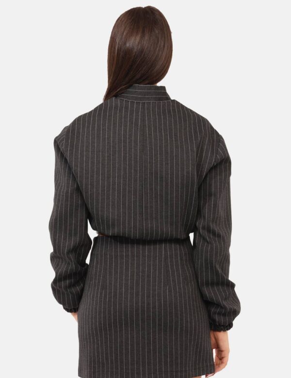 Blazer Rue De Clerie Grigio - Blazer corto, gessato, in grigio scuro e bianco. La vestibilità del capo è morbida e pratica g