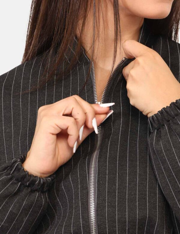 Blazer Rue De Clerie Grigio - Blazer corto, gessato, in grigio scuro e bianco. La vestibilità del capo è morbida e pratica g