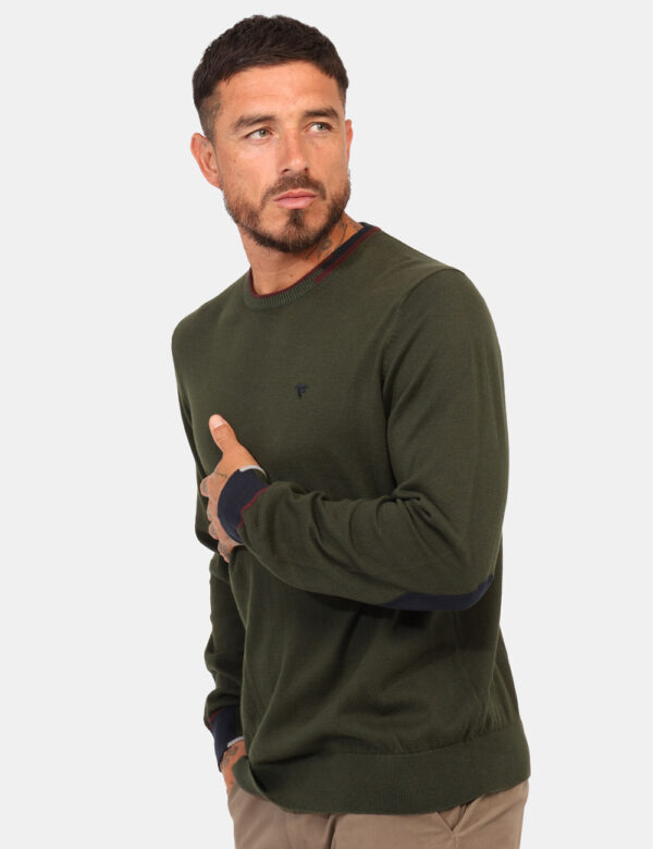 Maglione Fred Mello Verde - Maglione classico a girocollo in total verde con toppe blu. La vestibilità è morbida e regolare.
