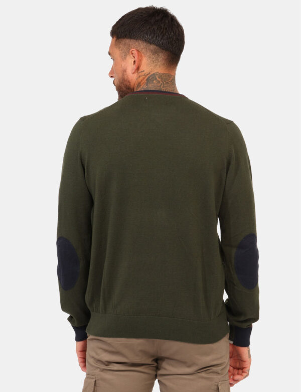 Maglione Fred Mello Verde - Maglione classico a girocollo in total verde con toppe blu. La vestibilità è morbida e regolare.