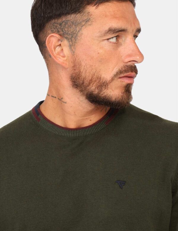 Maglione Fred Mello Verde - Maglione classico a girocollo in total verde con toppe blu. La vestibilità è morbida e regolare.