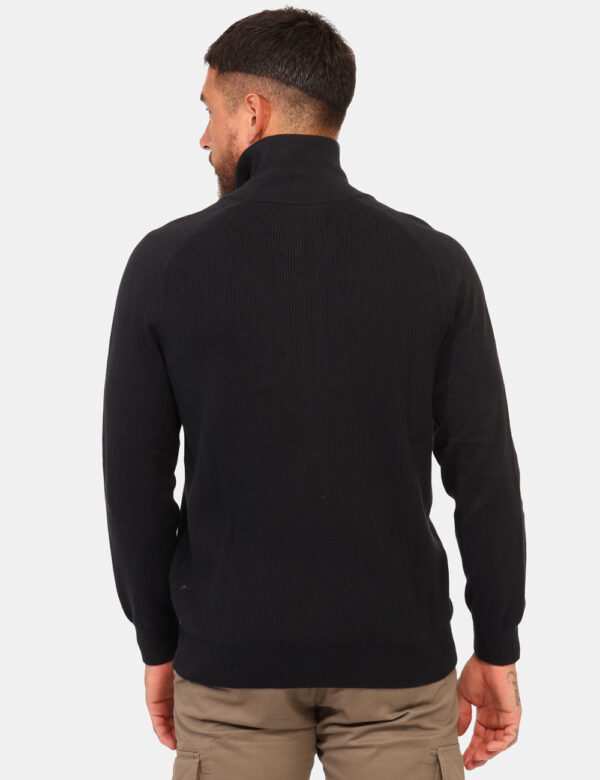 Maglione Fred Mello Nero - Maglione classico a costina in total nero, aperto sul fronte. La vestibilità è morbida e pratica