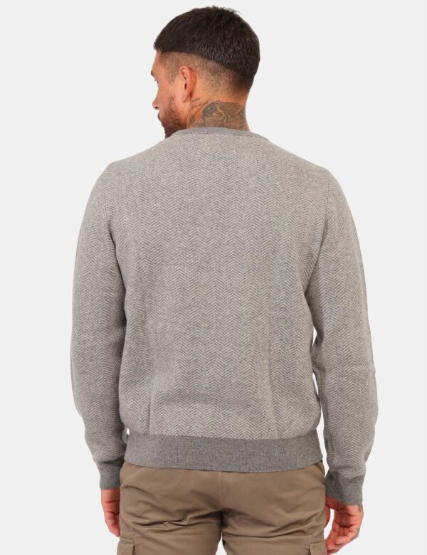 Maglione Fred Mello Grigio - Maglione in misto lana su base grigia e bianca. La vestibilità è morbida e regolare. Il maglion