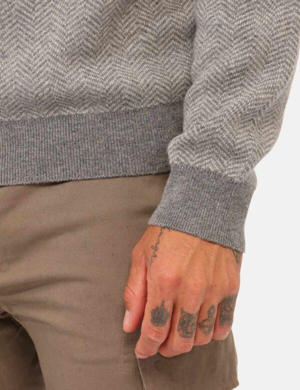 Maglione Fred Mello Grigio - Maglione in misto lana su base grigia e bianca. La vestibilità è morbida e regolare. Il maglion
