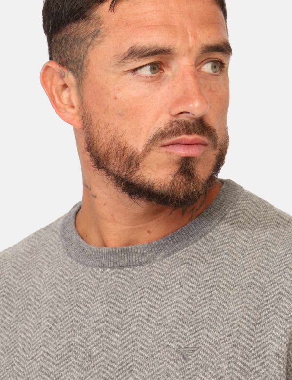 Maglione Fred Mello Grigio - Maglione in misto lana su base grigia e bianca. La vestibilità è morbida e regolare. Il maglion
