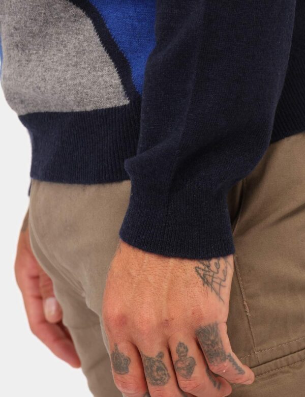 Maglione Fred Mello Blu - Maglione in misto lana su base blu con fantasia a riquadri in tinta. La vestibilità è morbida e re