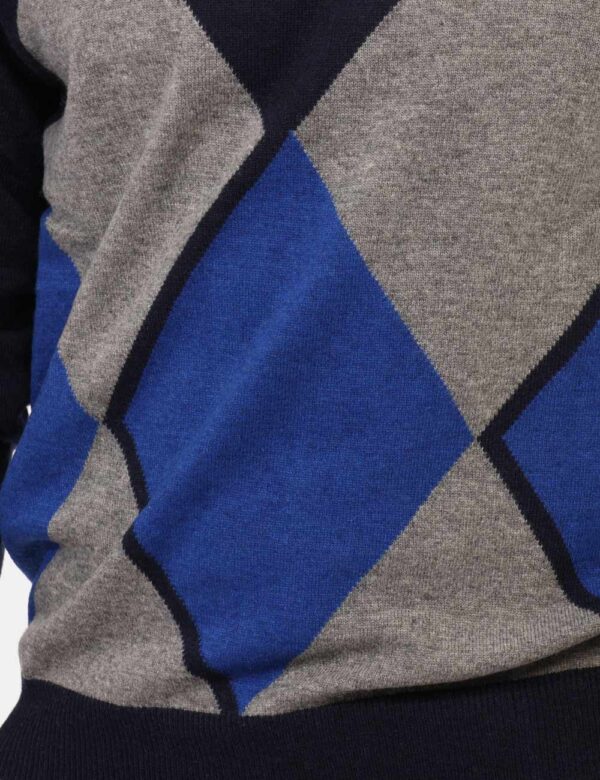 Maglione Fred Mello Blu - Maglione in misto lana su base blu con fantasia a riquadri in tinta. La vestibilità è morbida e re