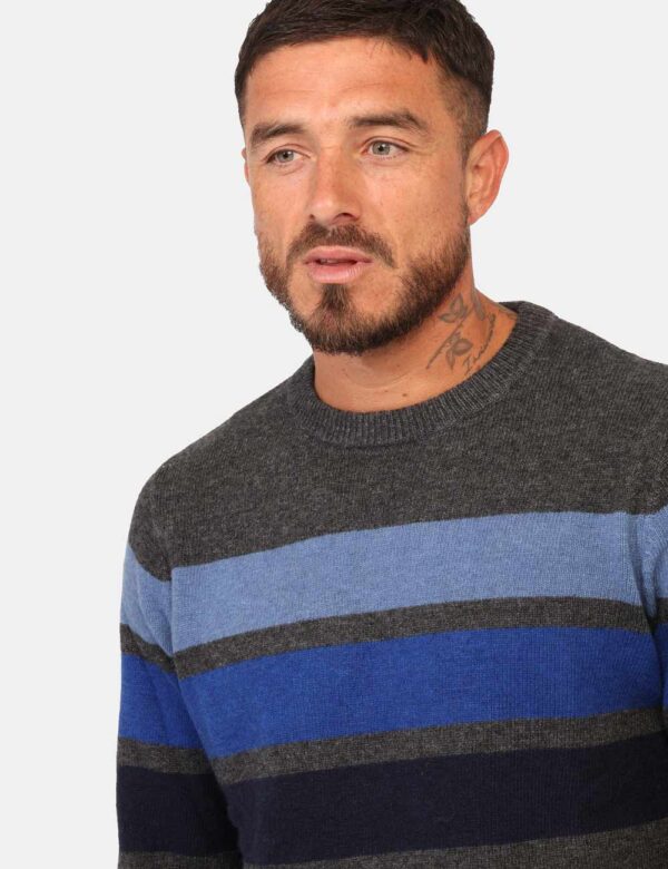 Maglione Fred Mello Grigio - Maglione in misto lana su base grigia con fasce blu. La vestibilità è morbida e regolare. Il ma