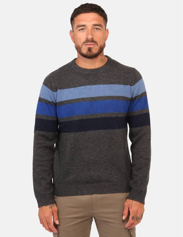 Maglione Fred Mello Grigio - Maglione in misto lana su base grigia con fasce blu. La vestibilità è morbida e regolare. Il ma