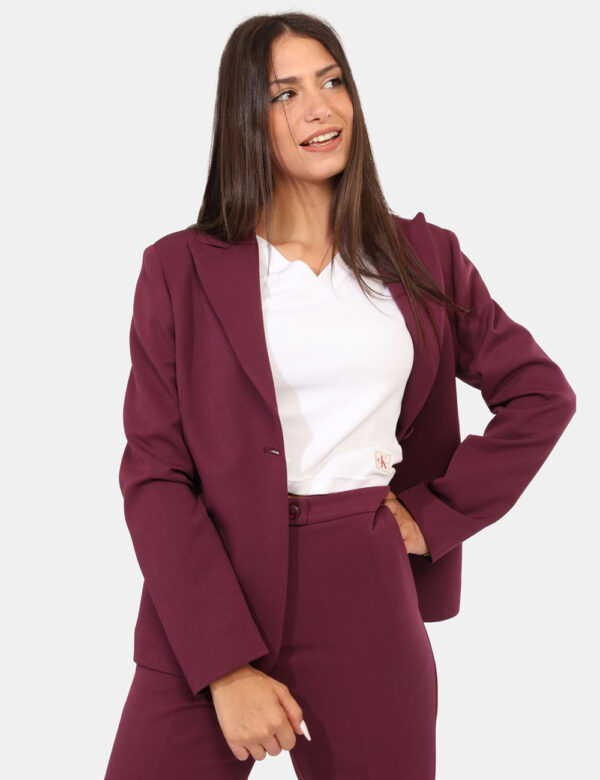 Blazer Materica Viola - Blazer classico, in total viola prugna, con tasche fake ed unico bottone ad asola in tinta. La vesti