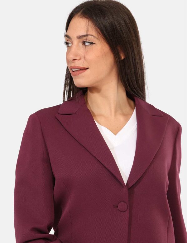 Blazer Materica Viola - Blazer classico, in total viola prugna, con tasche fake ed unico bottone ad asola in tinta. La vesti