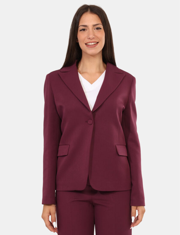 Blazer Materica Viola - Blazer classico, in total viola prugna, con tasche fake ed unico bottone ad asola in tinta. La vesti