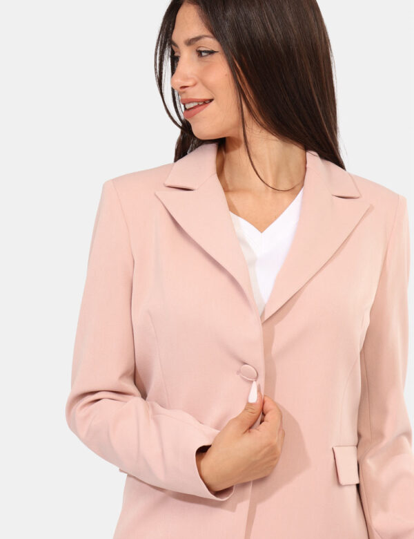 Blazer Materica Rosa - Blazer classico, in total rosa antico, con tasche fake ed unico bottone ad asola in tinta. La vestibi