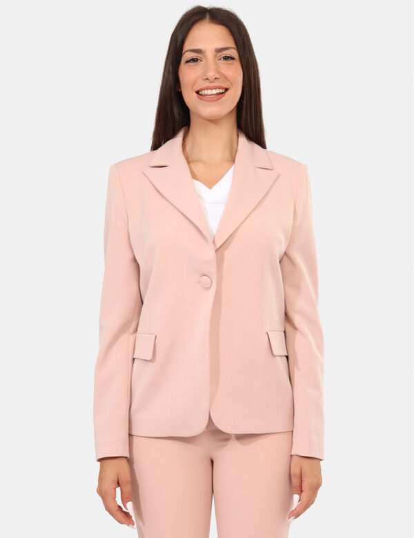 Blazer Materica Rosa - Blazer classico, in total rosa antico, con tasche fake ed unico bottone ad asola in tinta. La vestibi