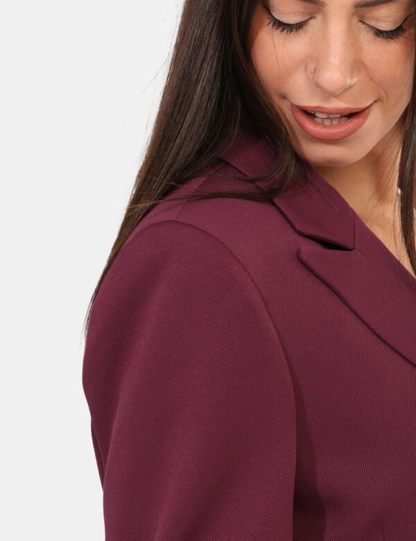 Blazer Materica Viola - Blazer classico, in total viola prugna, con tasche fake e doppio bottone ad asola in tinta. La vesti