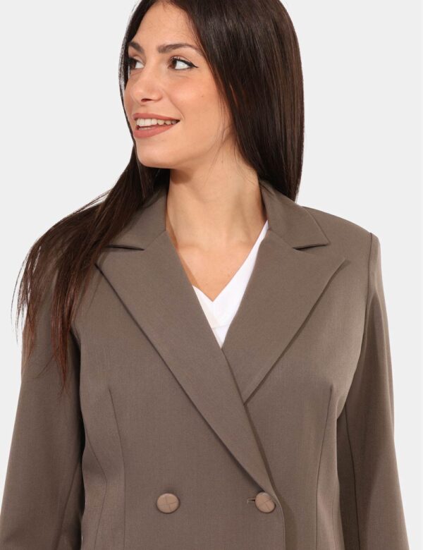 Blazer Materica Grigio - Blazer classico, in total grigio tortora, con tasche fake e chiusura in doppio petto con bottoni ad