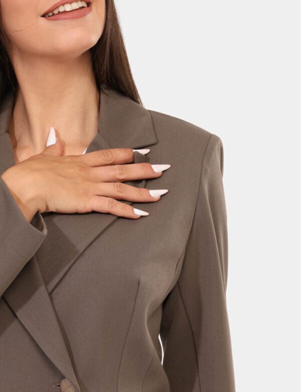 Blazer Materica Grigio - Blazer classico, in total grigio tortora, con tasche fake e chiusura in doppio petto con bottoni ad