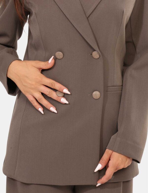 Blazer Materica Grigio - Blazer classico, in total grigio tortora, con tasche fake e chiusura in doppio petto con bottoni ad