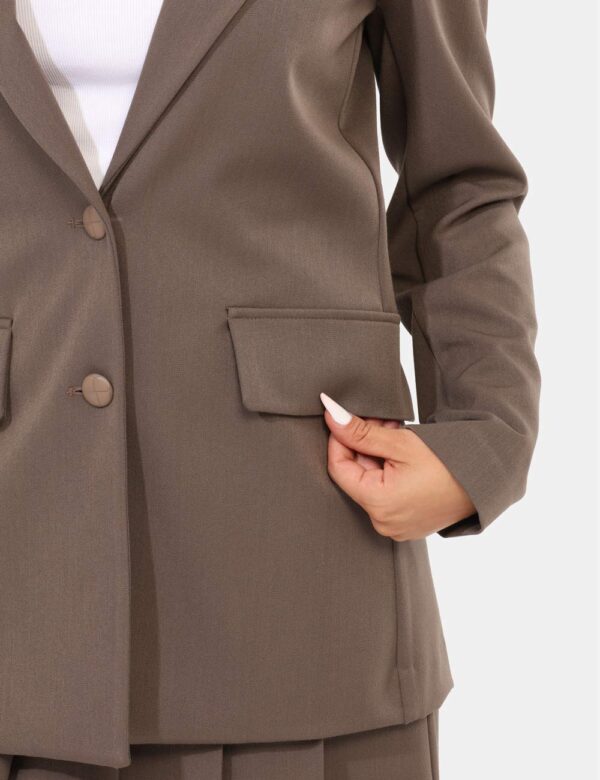 Blazer Materica Grigio - Blazer classico, in total grigio tortora, con tasche fake e doppio bottone ad asola in tinta. La ve