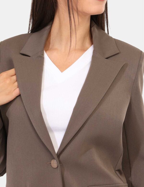 Blazer Materica Grigio - Blazer classico, in total grigio tortora, con tasche fake e doppio bottone ad asola in tinta. La ve