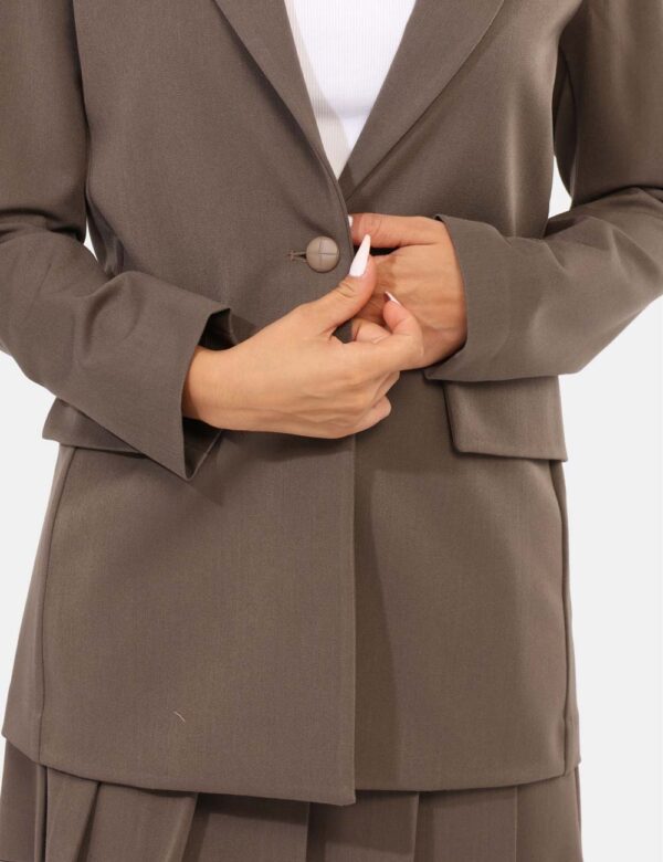 Blazer Materica Grigio - Blazer classico, in total grigio tortora, con tasche fake e doppio bottone ad asola in tinta. La ve