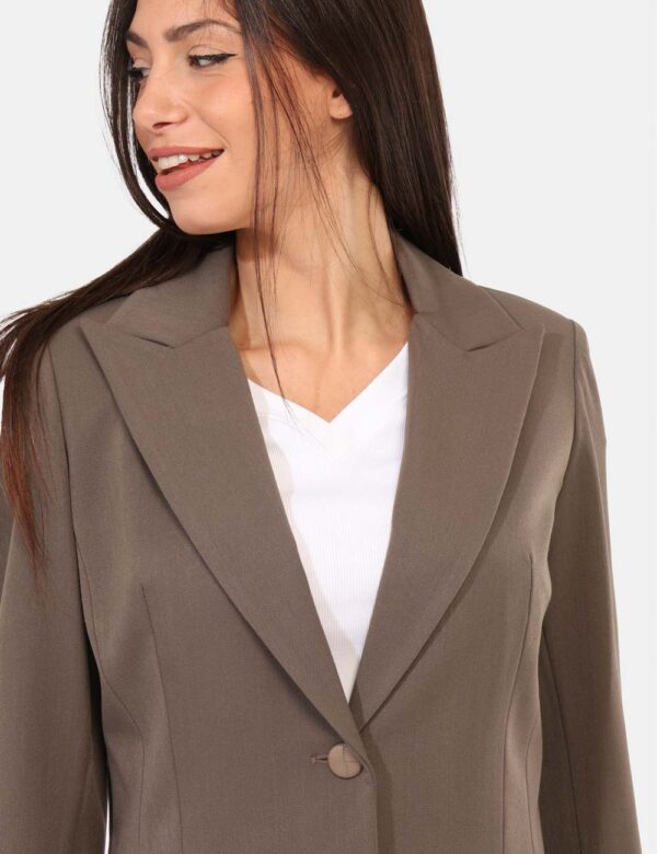 Blazer Materica Grigio - Blazer classico, in total grigio, con tasche fake e doppio bottone ad asola in tinta. La vestibilit