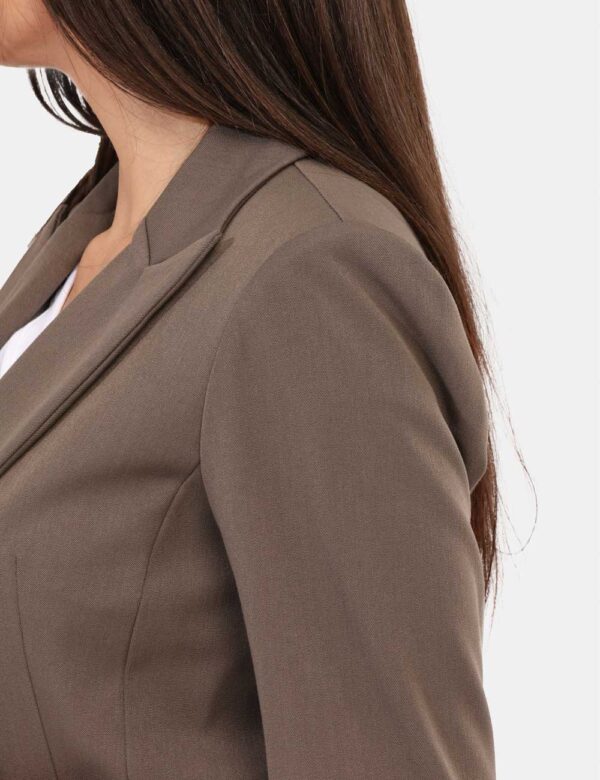 Blazer Materica Grigio - Blazer classico, in total grigio, con tasche fake e doppio bottone ad asola in tinta. La vestibilit