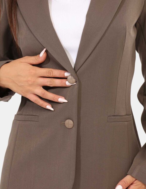 Blazer Materica Grigio - Blazer classico, in total grigio, con tasche fake e doppio bottone ad asola in tinta. La vestibilit