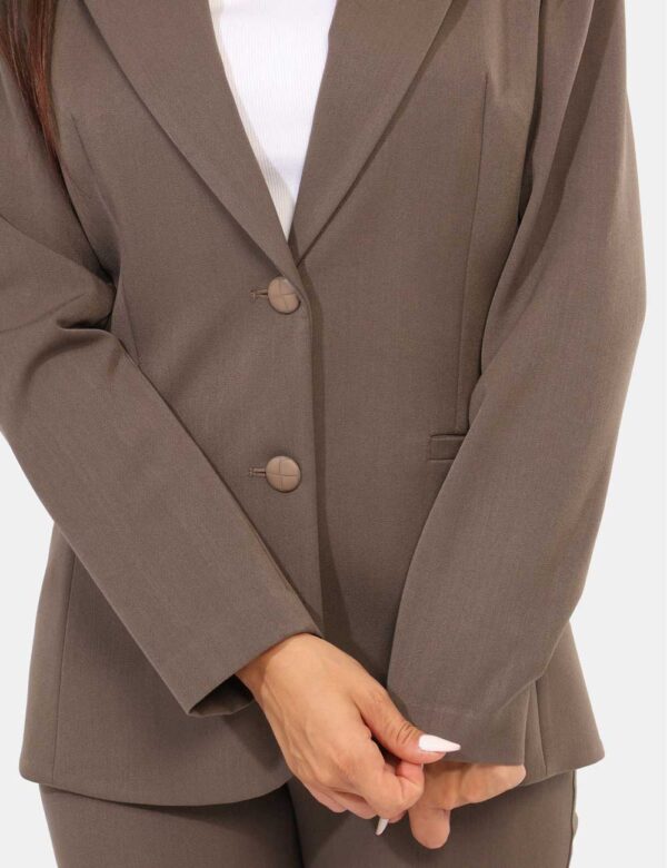 Blazer Materica Grigio - Blazer classico, in total grigio, con tasche fake e doppio bottone ad asola in tinta. La vestibilit