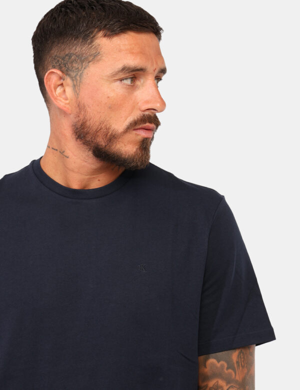 T-shirt Calvin Klein Blu - T-shirt classica in total blu navy con ricamo logo brand bianco. La vestibilità è morbida e regol